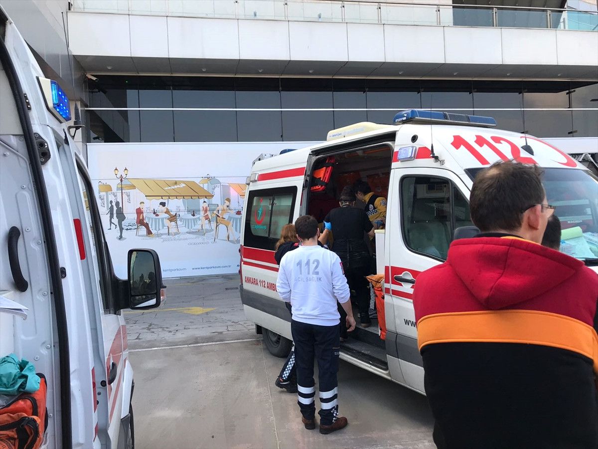 Başkentte Avm\'de Çıkan Yangında İki Kişi Dumandan Etkilendi