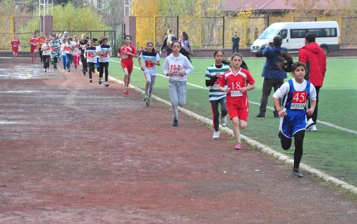 Bitlis\'teki Kros Yarışmasında Sporcular Baygınlık Geçirdi