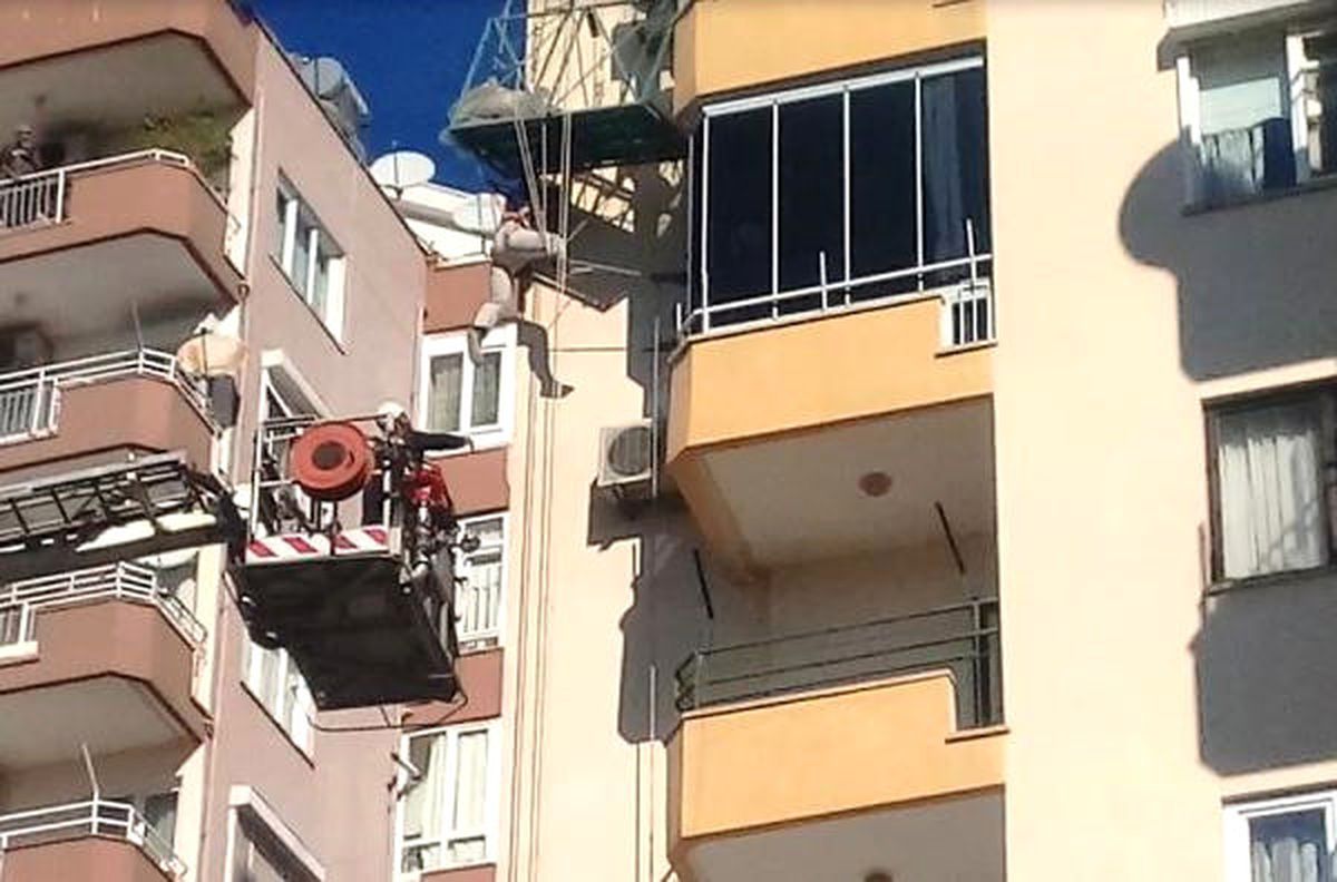 Boyacı, Bina İskelesinde Asılı Kaldı