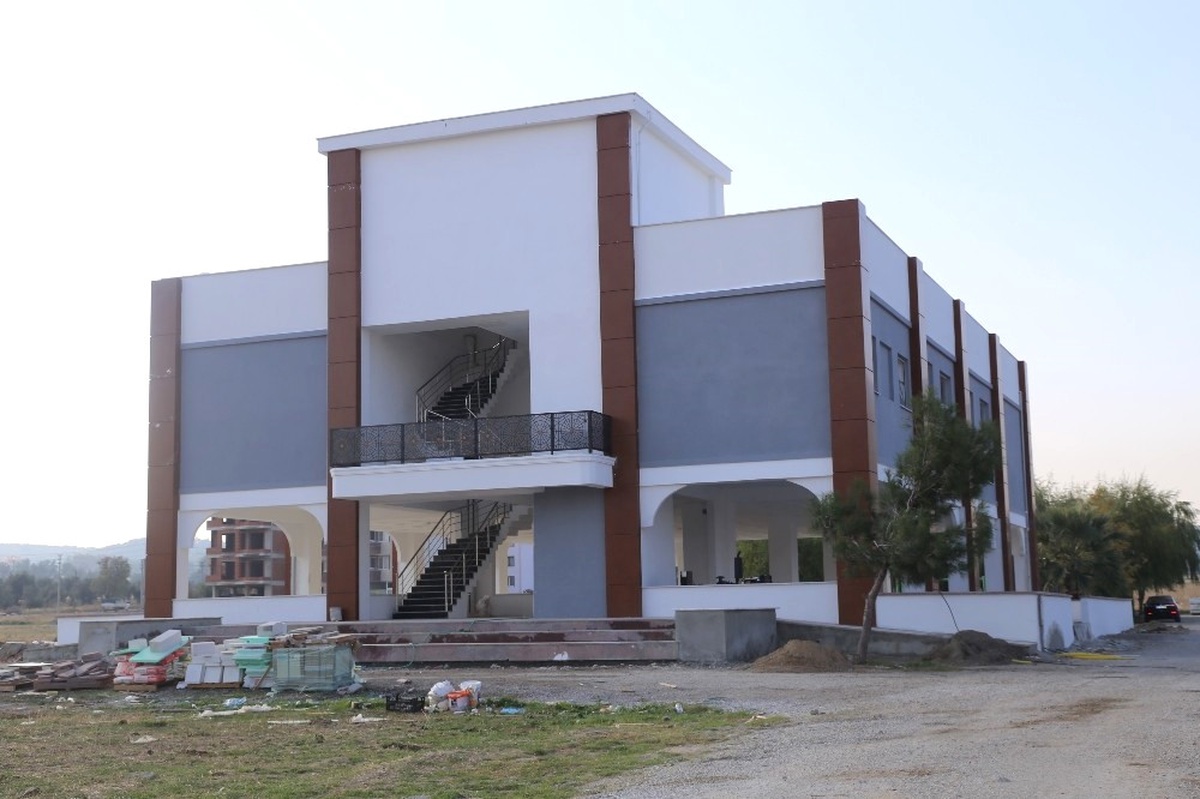 Burhaniye\'de Cumhuriyet Mahallesinde Pazar Yeri ve Düğün Salonu Tamam