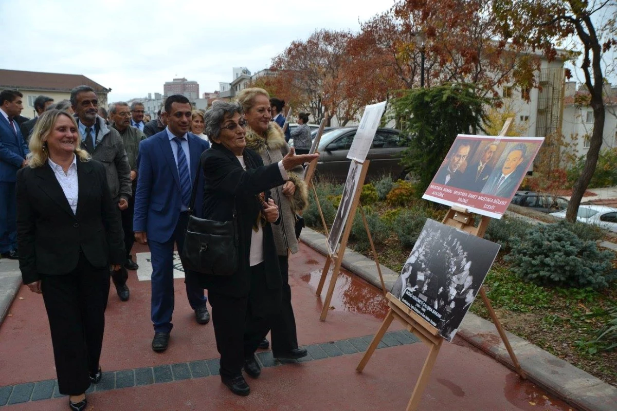 Çankaya\'daki Ecevit Anmasında Duygu Seli Yaşandı