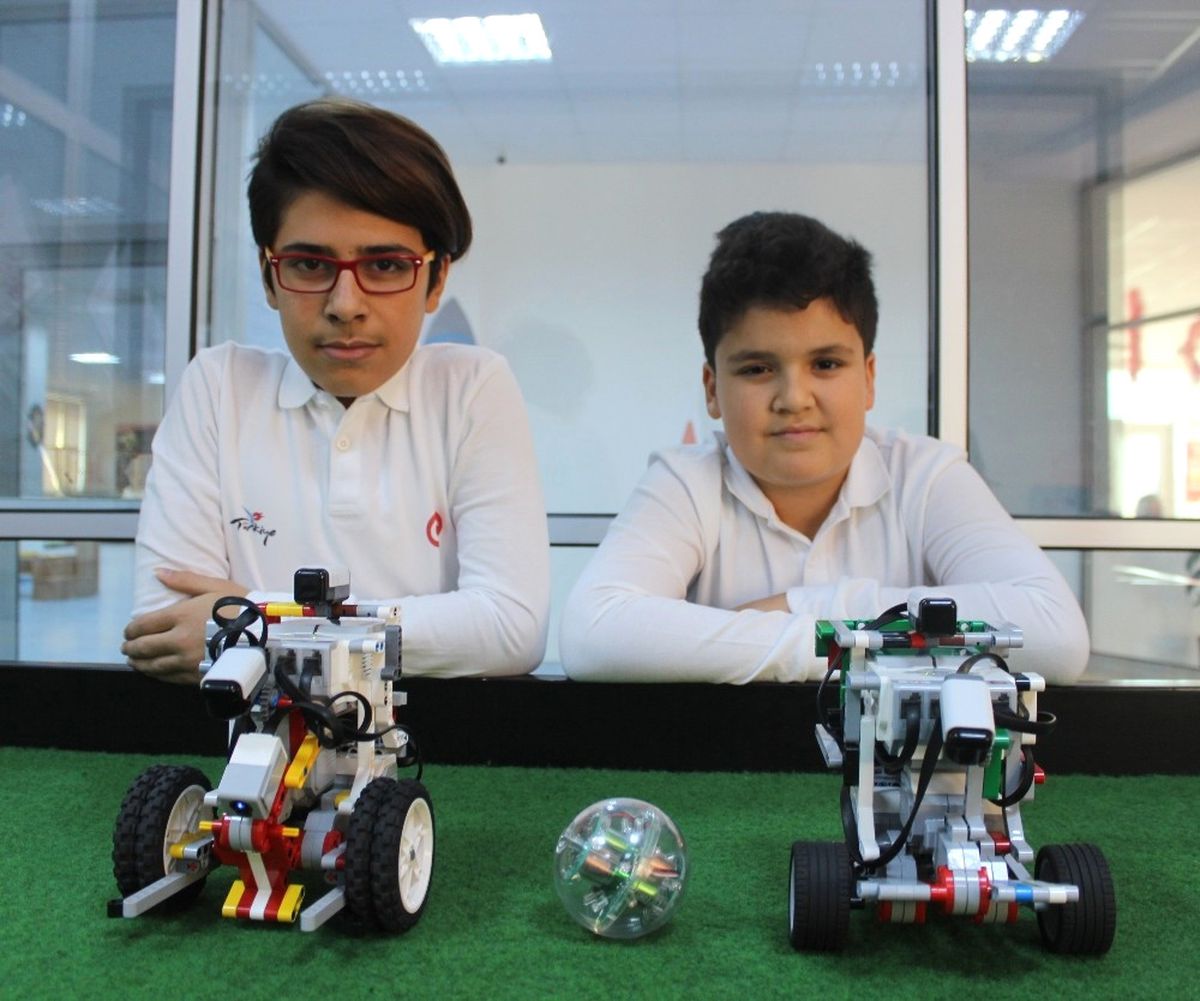Denizli\'de 11 Yaşındaki Çocuklar Top Oynayan Robot Yaptı