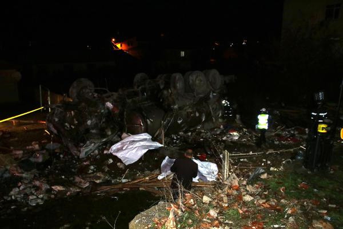 Düzce\'de Freni Boşalan Tanker, 6 Araca Çarpıp Kahvehaneye Girdi: 2 Ölü 4 Yaralı