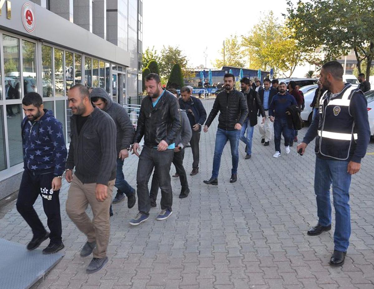 Emniyetten Aranması Bulunan Şahıslara Operasyon: 21 Gözaltı