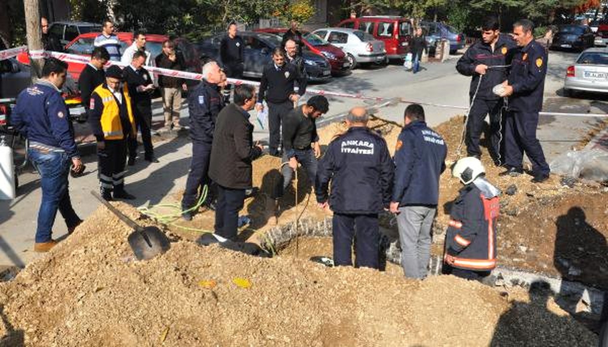 Göçük Altında Kalan İşçi Su Hortumuyla Ölümden Kurtuldu