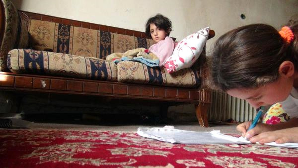 Hastalığı Yüzünden İkiziyle Birlikte Okula Gidemiyor