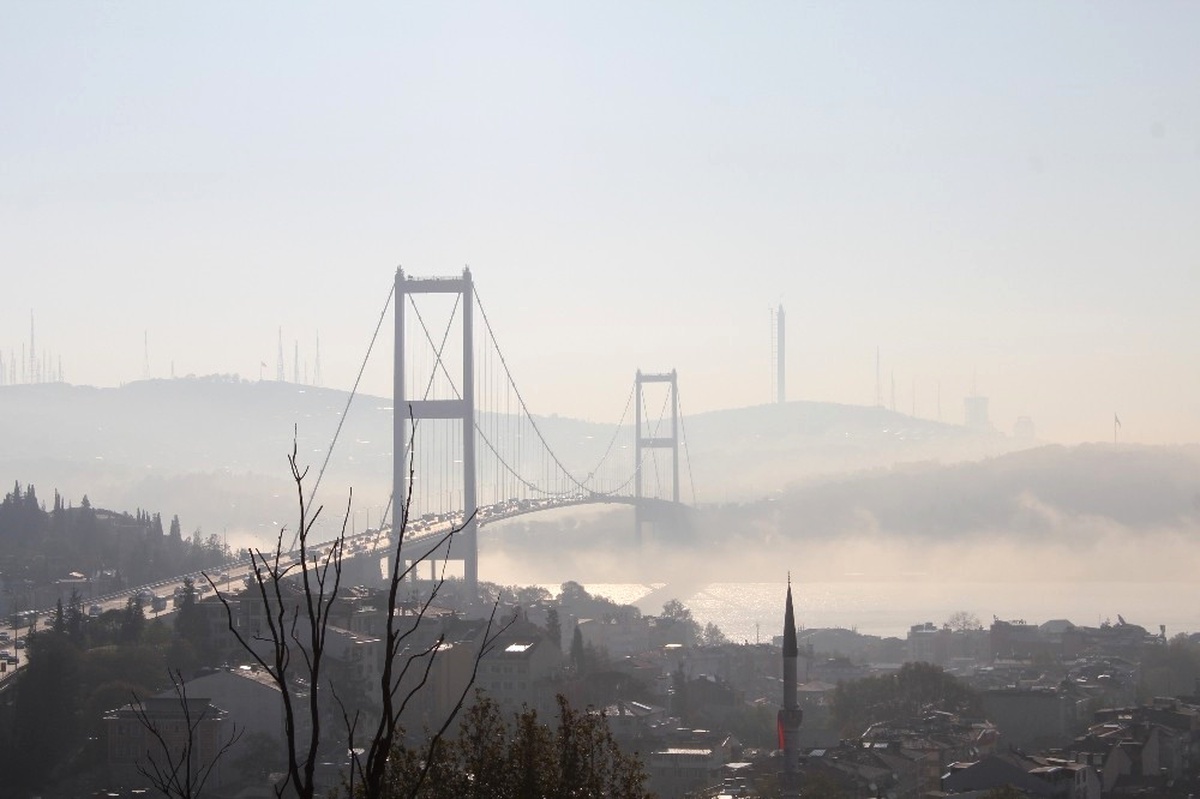 İstanbul Boğazı\'nda Sis Kartpostallık Manzara Oluşturdu