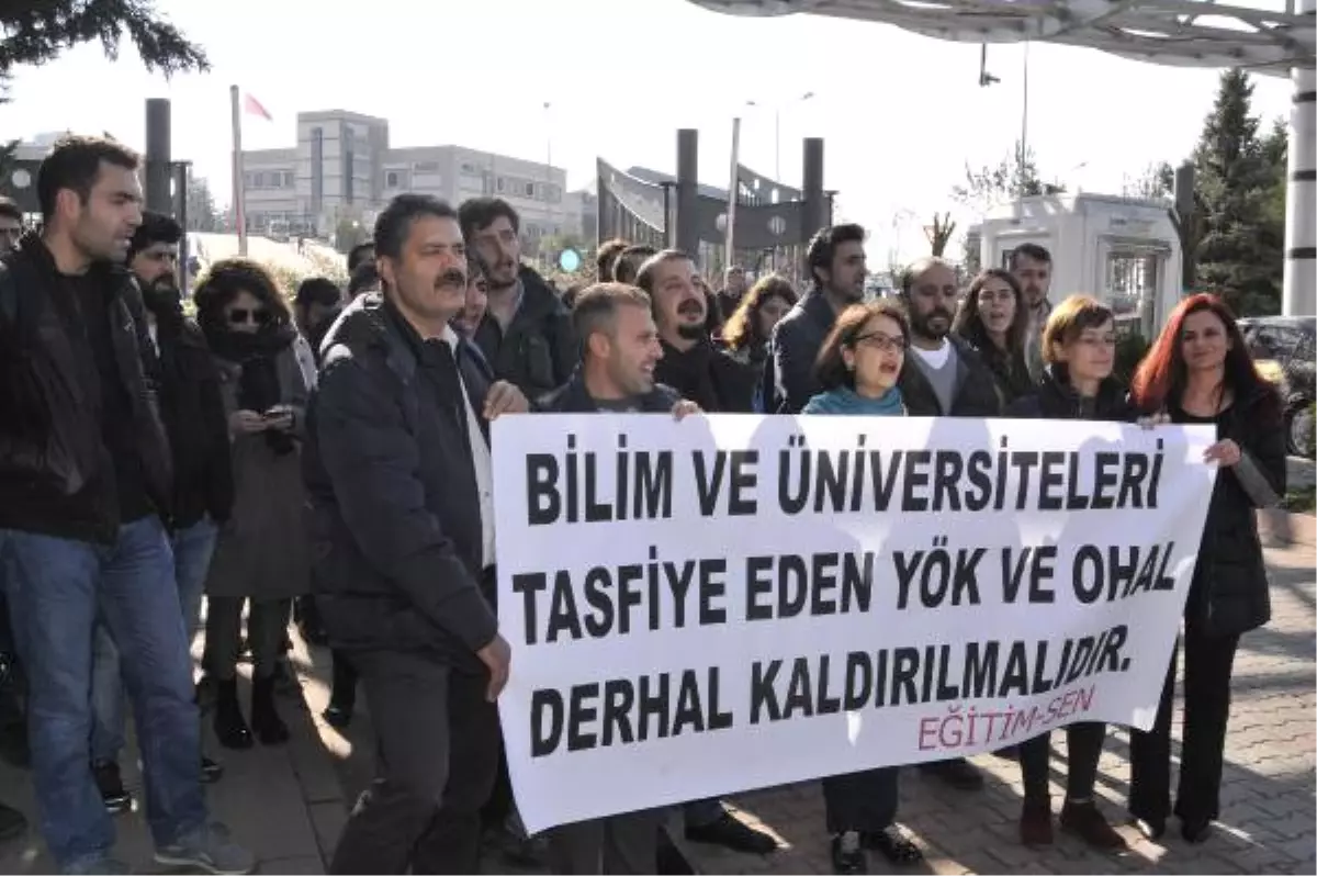 İzmit\'te Eğitim-Sen\'den Ohal ve YÖK Protestosu