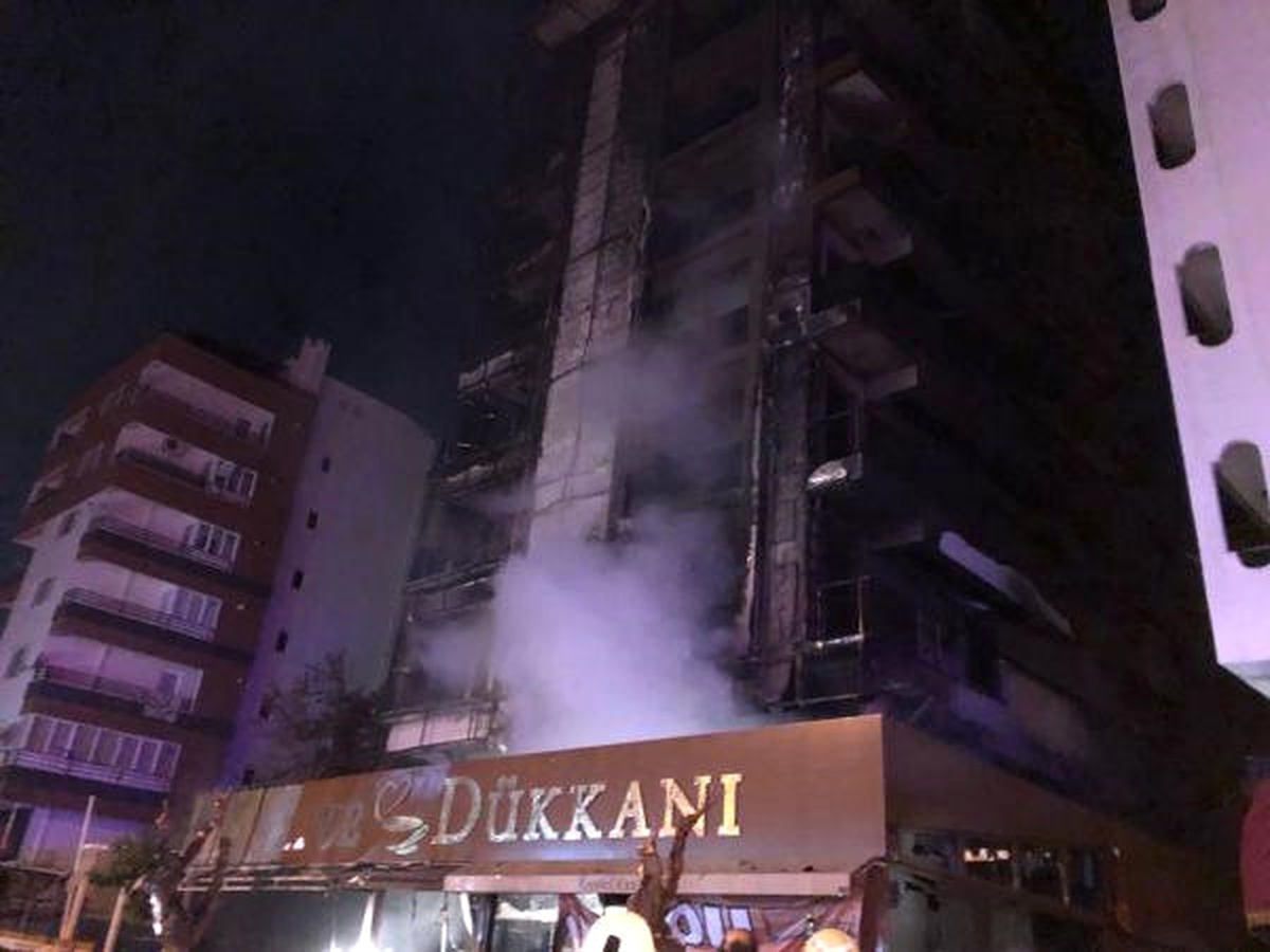 Kafe Yangında Kül Oldu, Apartmanda Faciadan Dönüldü