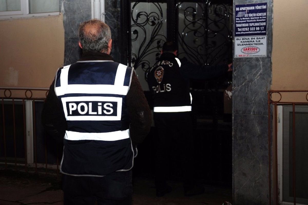Kocaeli\'de 35 Aranan Şahıs Yakalandı