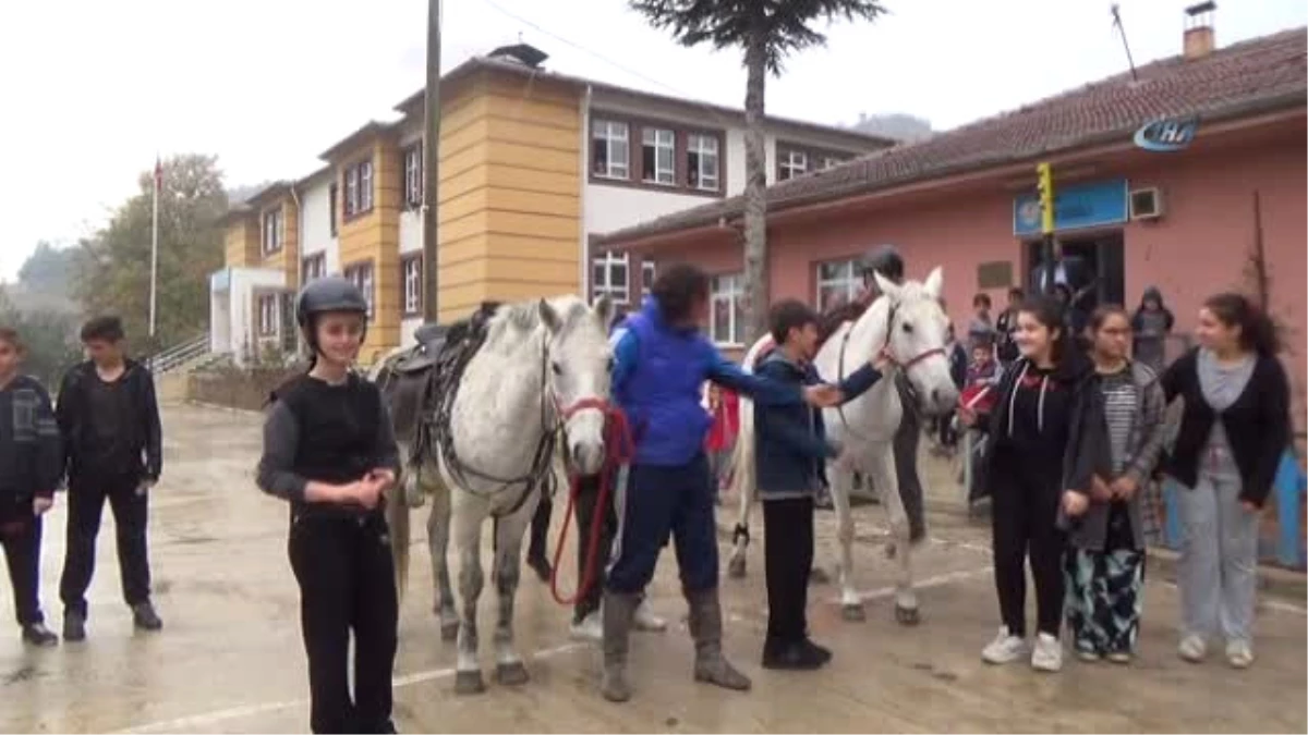 Köy Okulu Öğretmeni Öğrencilerine Atlarla Binicilik Dersi Veriyor