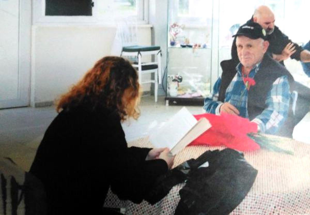 Liseli Kız, Huzurevinde Kitap Okudu Hüküm Giymekten Kurtuldu