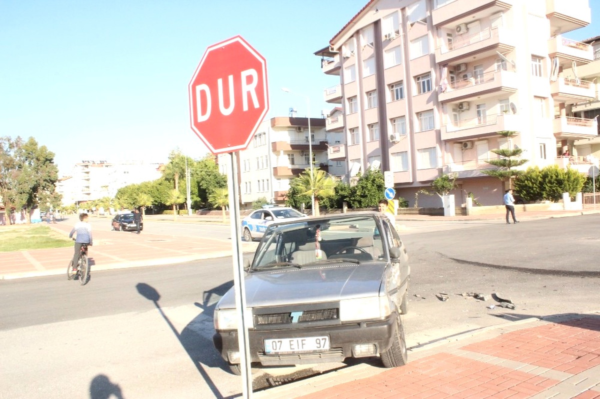 Manavgat\'ta Trafik Kazası: 2 Yaralı