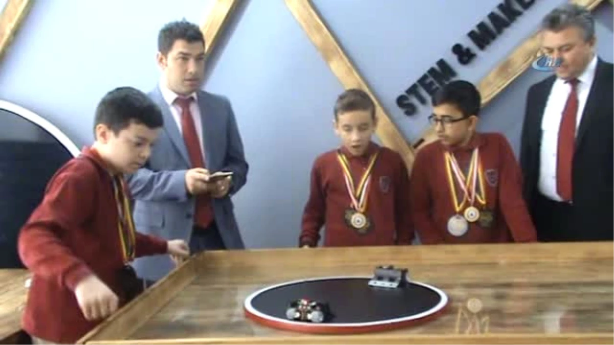 Manisalı Öğrenciler Yaptıkları Mini Robotla Avrupa Birincisi Oldu