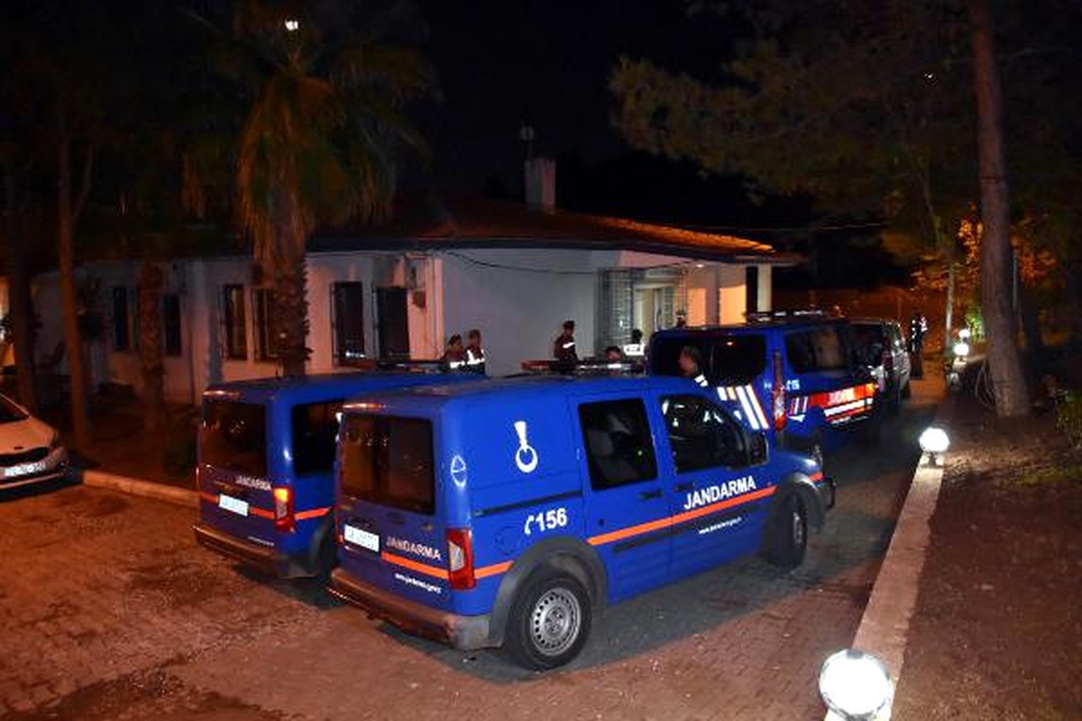 Marmaris\'te Fetö/pdy Mensubu 11 Kişi Yunanistan\'a Kaçarken Yakalandı