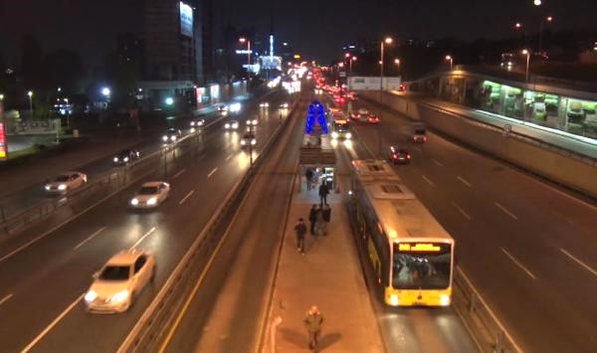 Metrobüs Yayaya Çarptı: 1 Yaralı