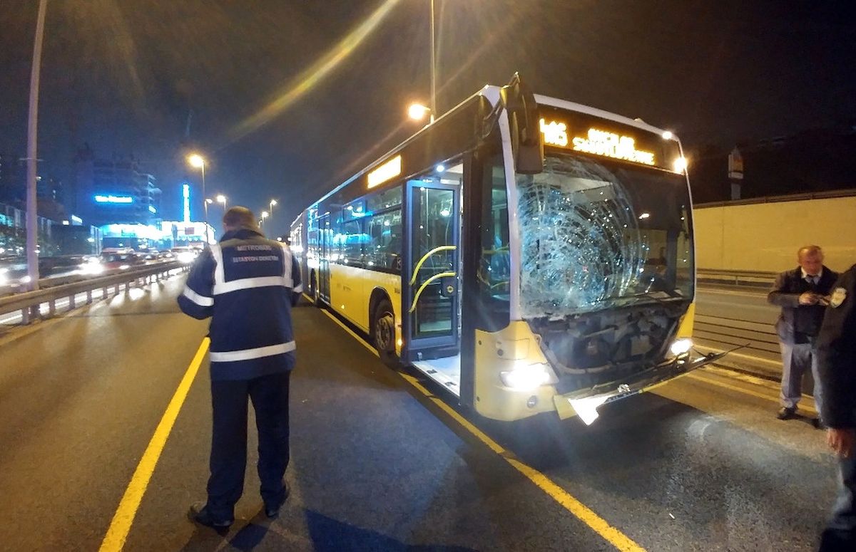 Metrobüse Kaçak Binmek İsterken Canından Olacaktı