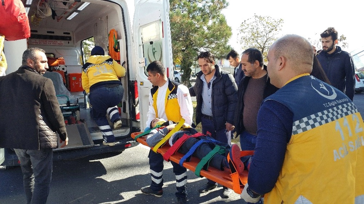 Niğde\'de Yolun Karşısına Geçmeye Çalışan Öğrenciye Otomobil Çarptı