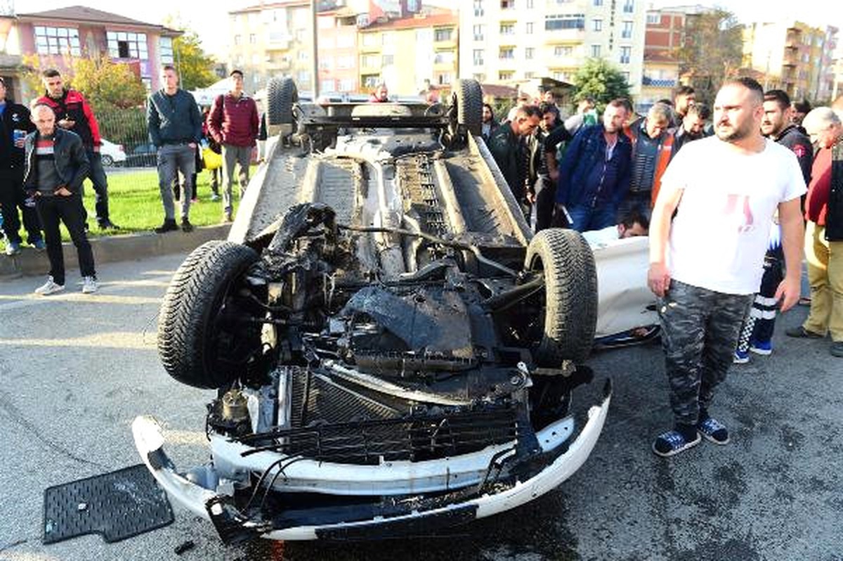 Orhangazi\'de İki Otomobil Çarpıştı: 3 Yaralı