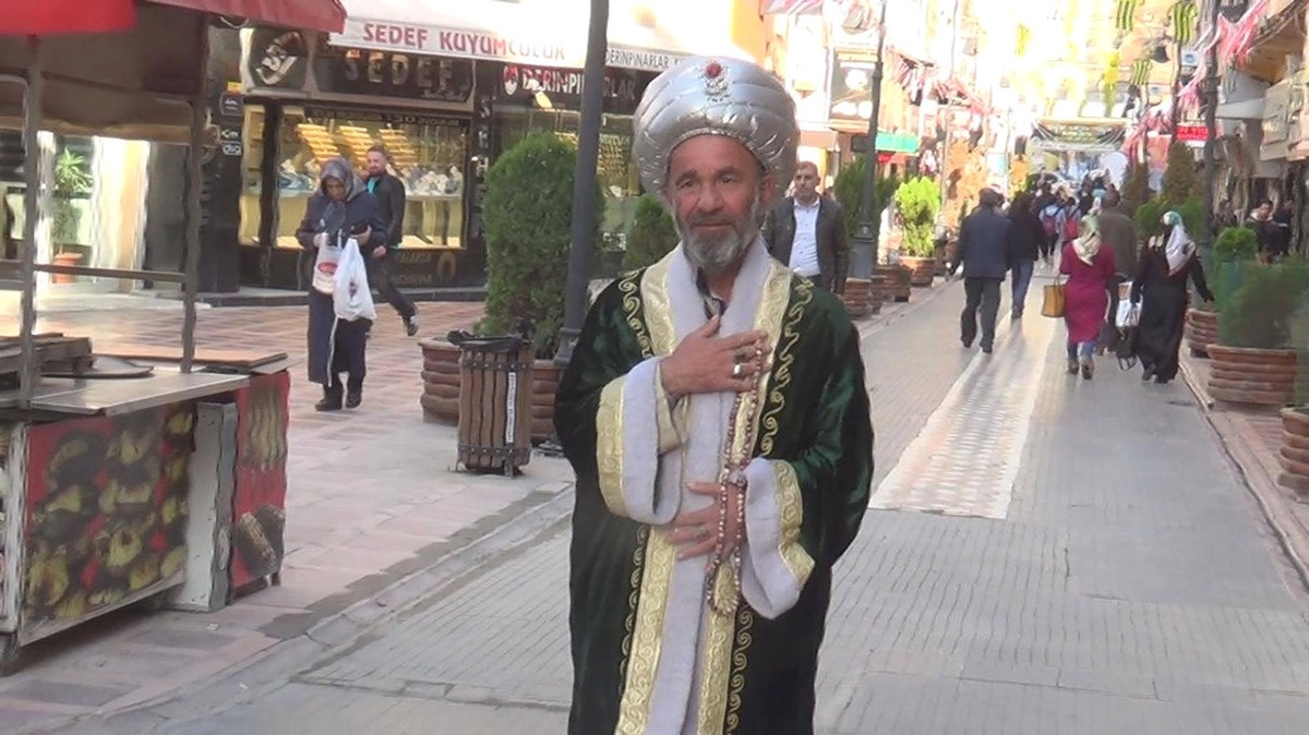Osmanlı Kıyafetleri ile Türbeleri Geziyor