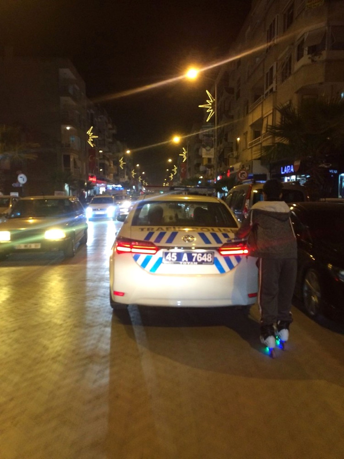 Patenli Genç Polis Otosuna Tutunarak İlerledi