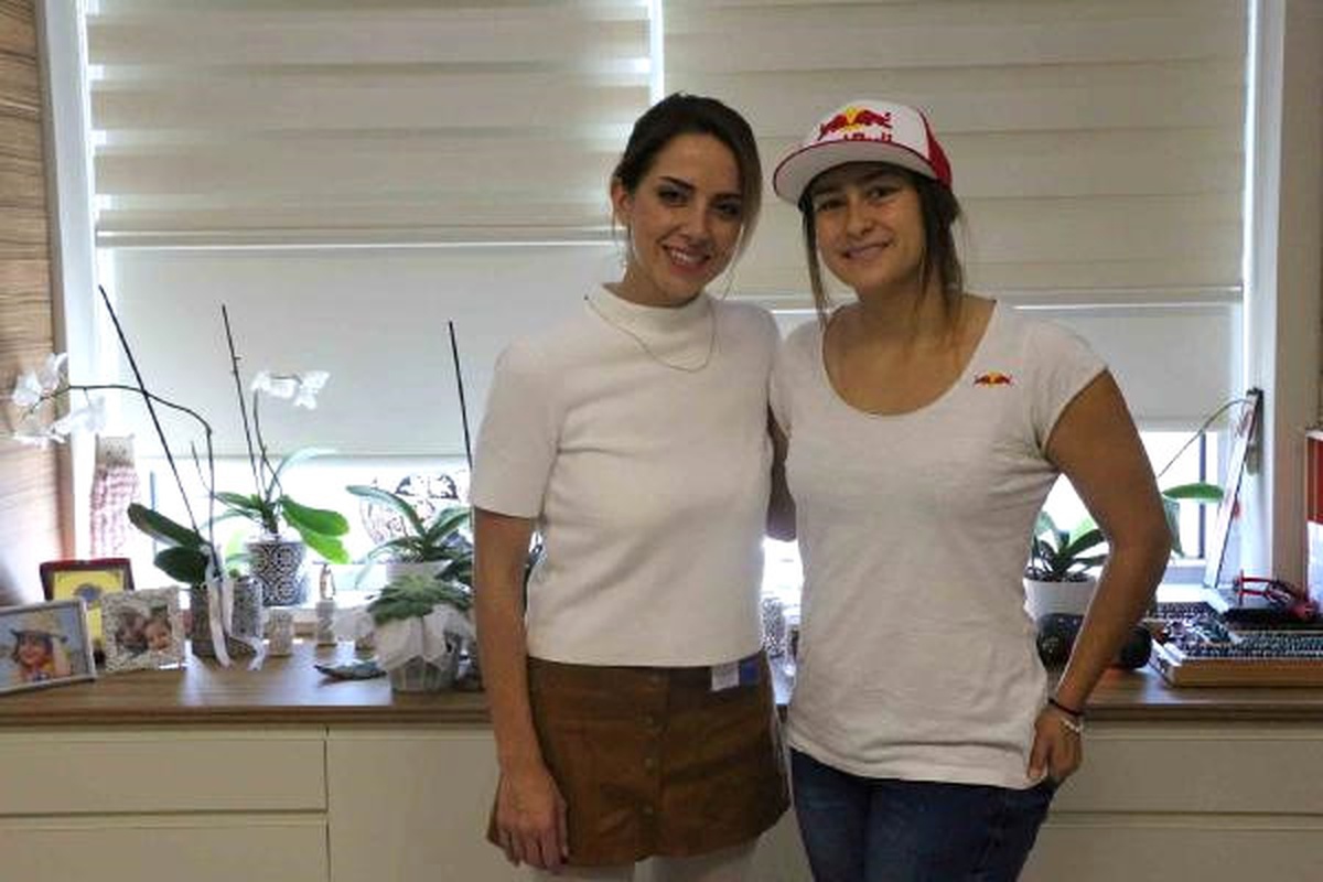 Rüzgar Sörfü Yapan Genç Sporcu Gözlüklerinden Kurtuldu