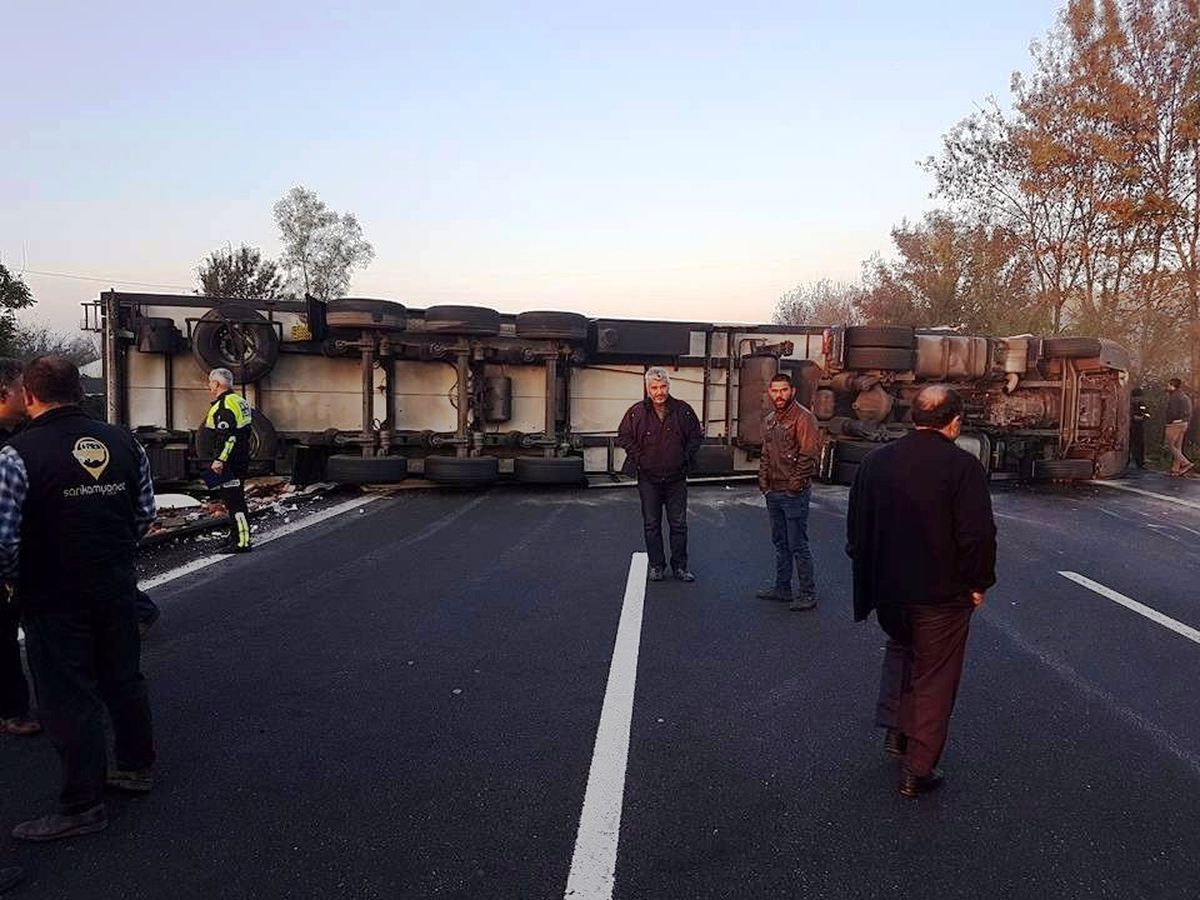 Sakarya\'da Tır Devrildi Trafik Felç Oldu