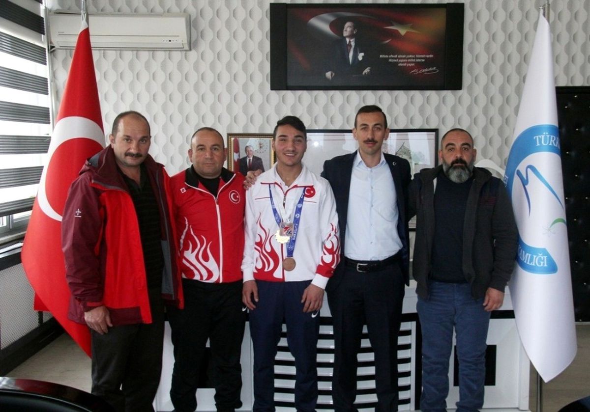 Şampiyon Boksörden Başkan Vekili Çiçekli\'ye Teşekkür Ziyareti