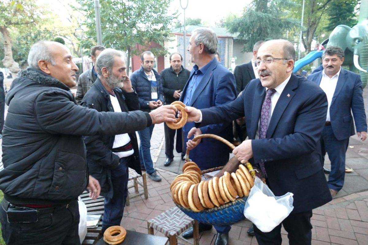 Simit Sepetini Koluna Geçirdi Ve...