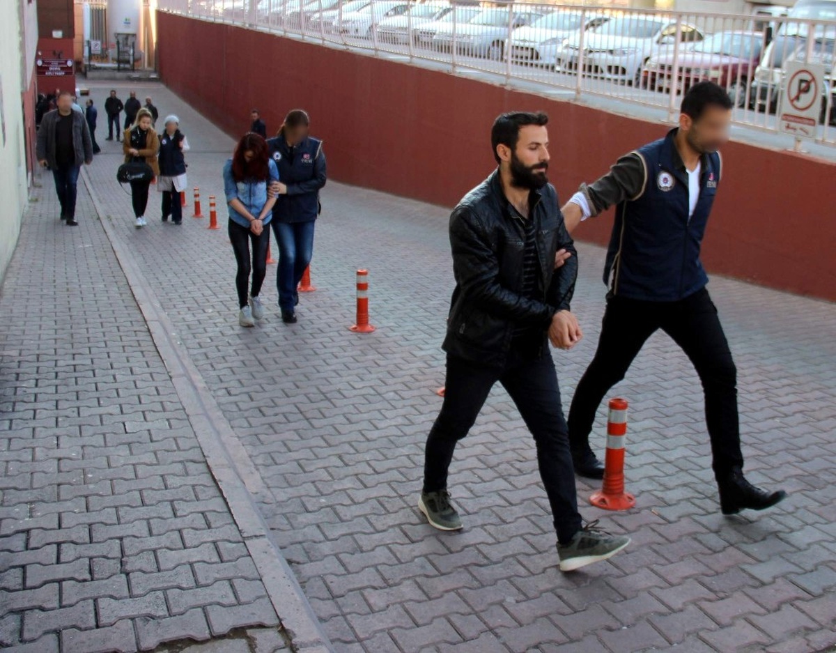 Sosyal Medyadan Terör Örgütlerinin Propagandasını Yapan 3 Kişi Yakalandı