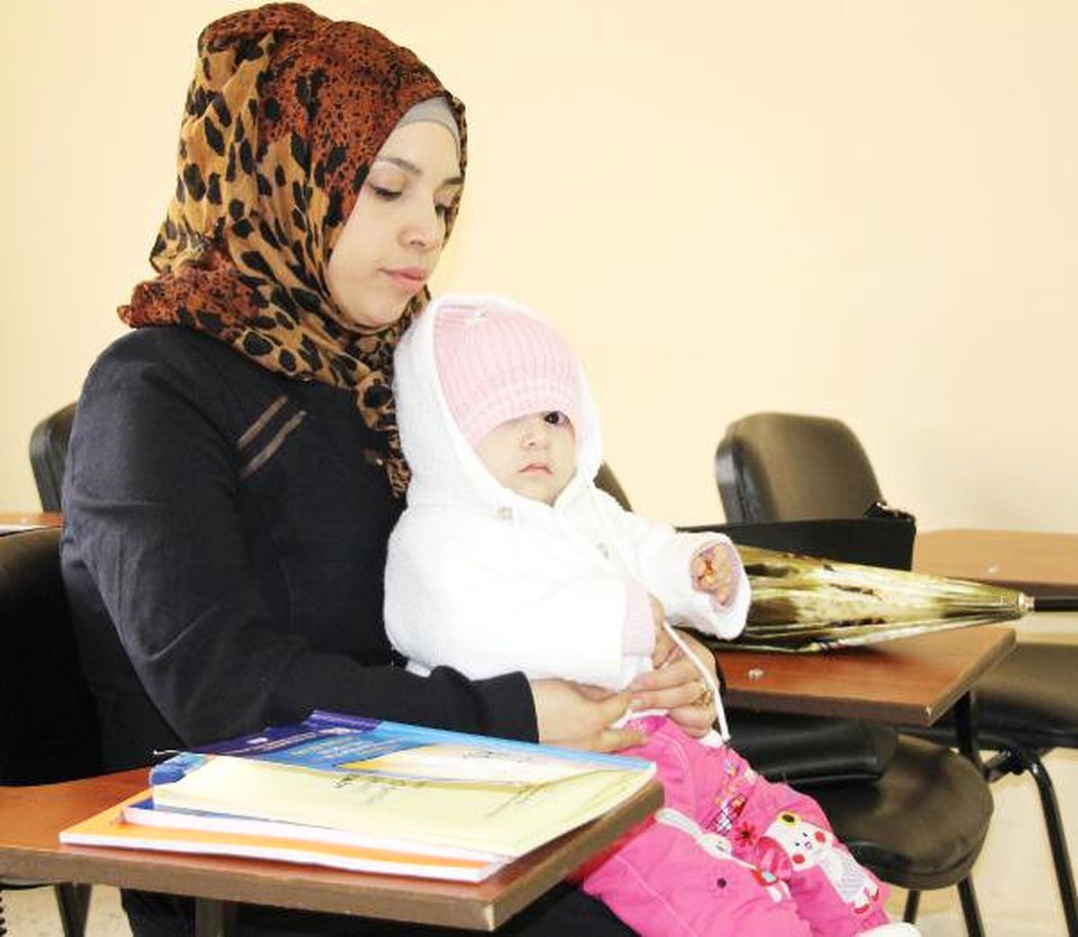Suriyeli Pervin, Kucağında 1 Yaşındaki Kızı ile Okuma-yazma Kursunda