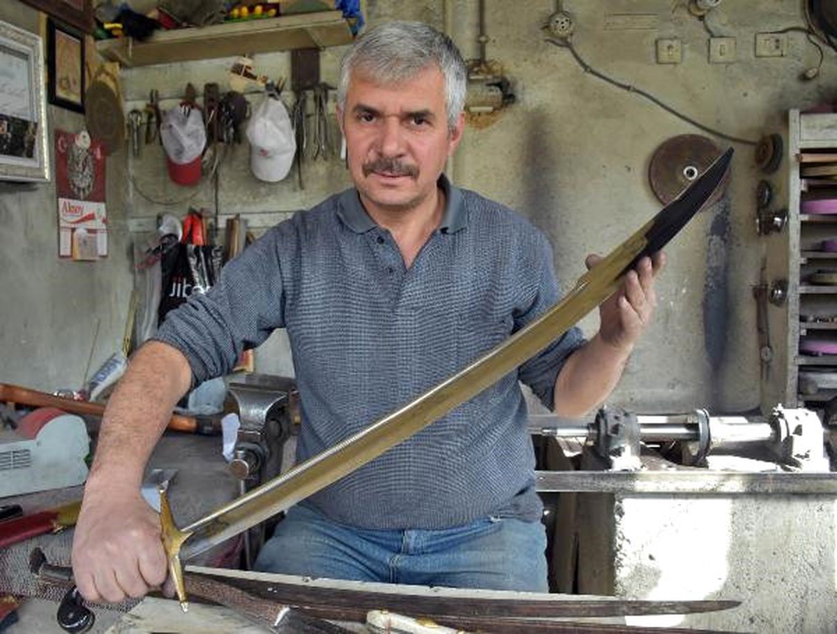 Tarihi Kılıçların Benzerlerini Yapıyor