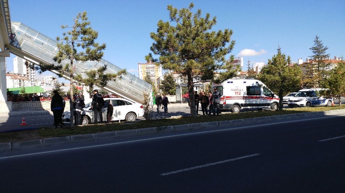 Yolun Karşısına Geçmeye Çalışan Öğrenciye Otomobil Çarptı