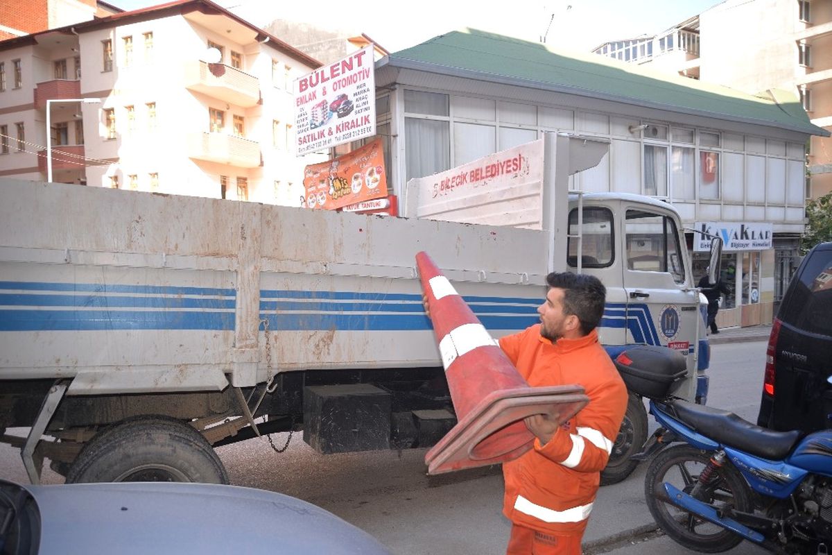 Zabıta ve Emniyet Müdürlüğü Ekipleri Tarafından Duba ve Yelken Bayrakları Kaldırıldı