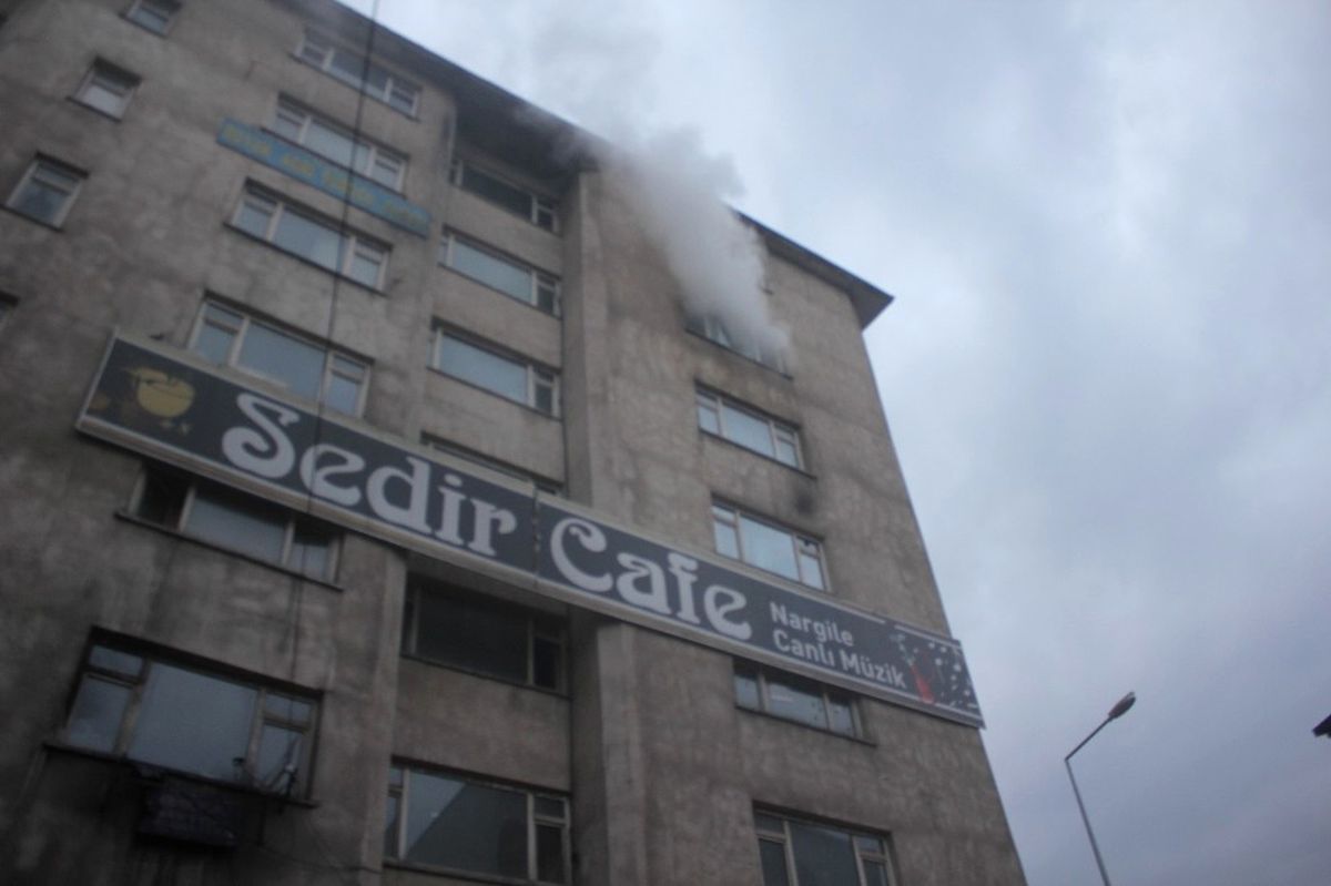 Ağrı\'da İş Merkezinde Çıkan Yangın Korkuttu