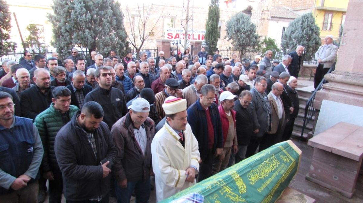 Ayvalık\'ın Sevilen Muhtarlarından Emin Canseven Gözyaşlarıyla Son Yolculuğuna Uğurlandı