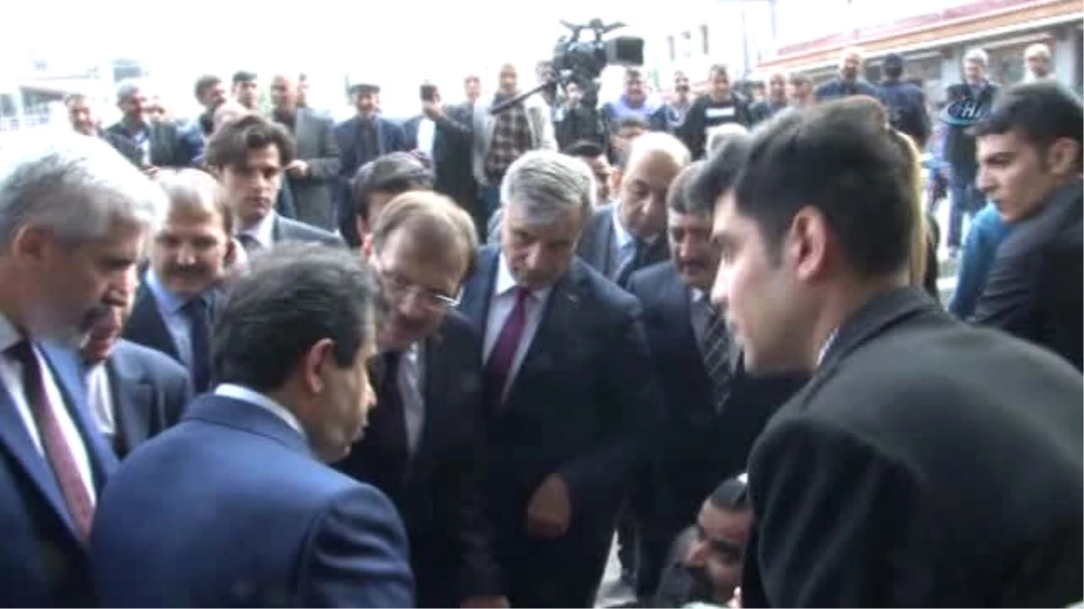 Başbakan Yardımcısı Çavuşoğlu, Sur\'da İncelemelerde Bulundu
