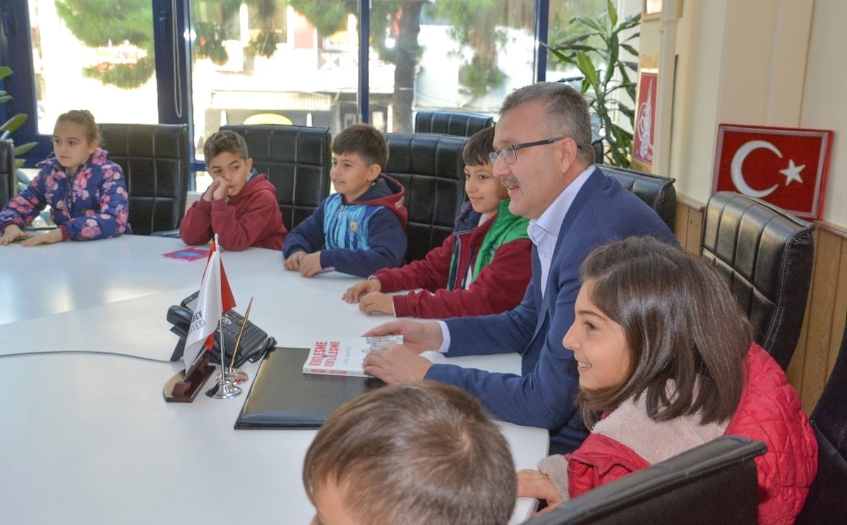 Başkanla Miniklerin Kitap Okuma Günleri Sürüyor