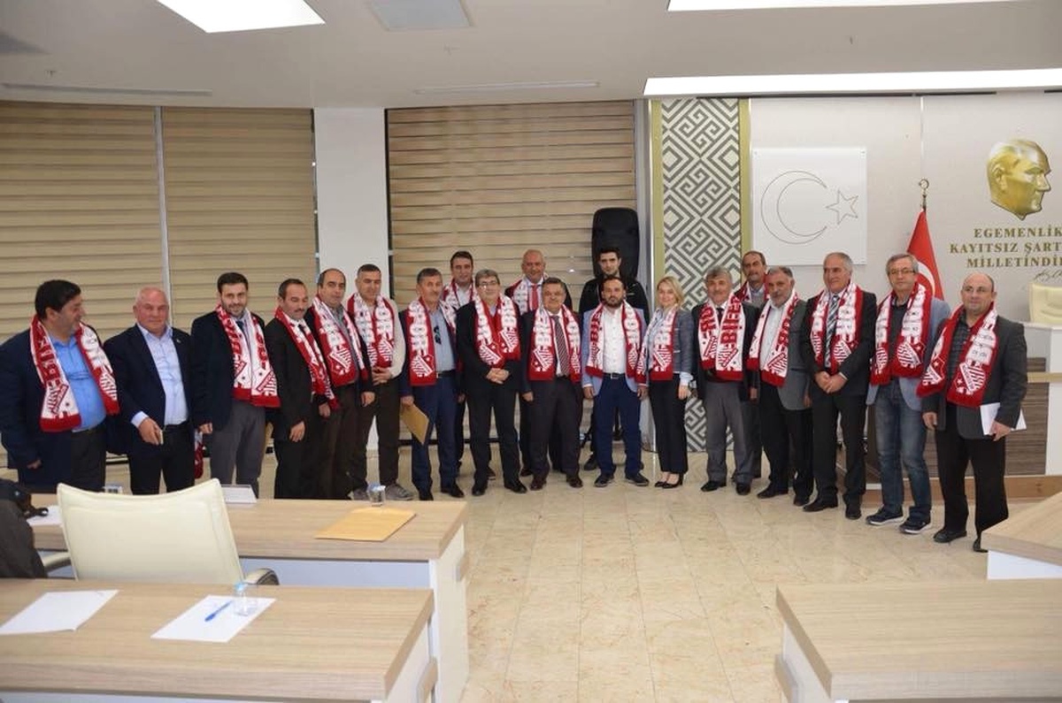 Bilecikspor Yöneticileri Belediye Meclis Üyelerine Atkı Hediye Etti