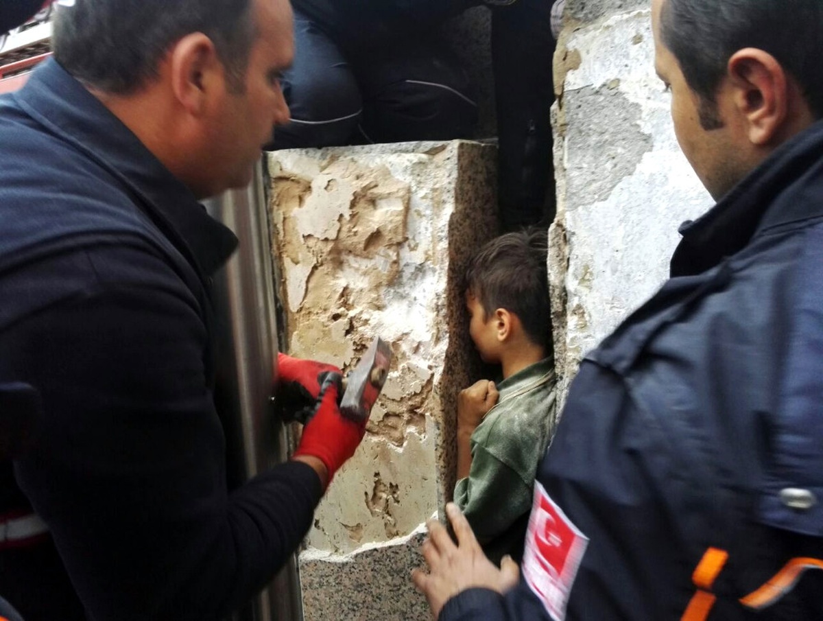 Büstün Mermerine Sıkışan Çocuğun Zor Anları