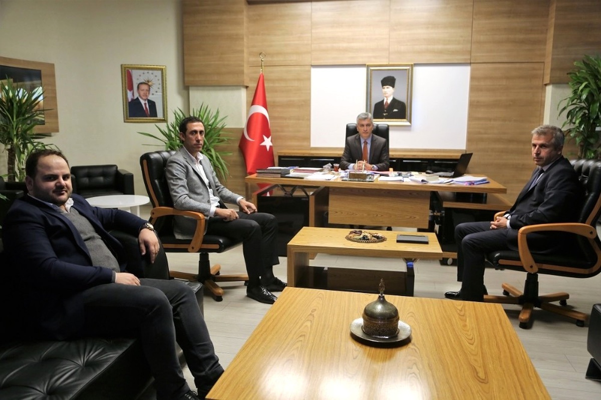 Cizre\'de Dicle Nehri\'nin İki Yakası Taş Köprüyle Bağlanıyor