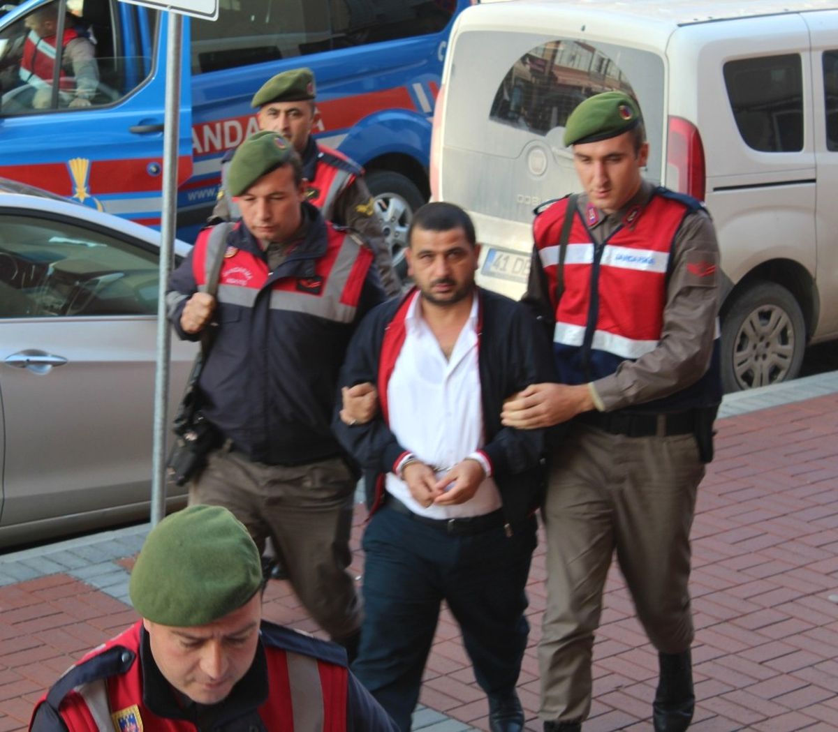 Evinde 10 Tane Kaçak Silah Bulunan Şahıs Adliye Sevk Edildi