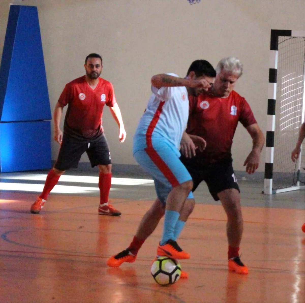 Futbolun Efsaneleri Manisa\'da Genç Hükümlülerle Maç Yaptı
