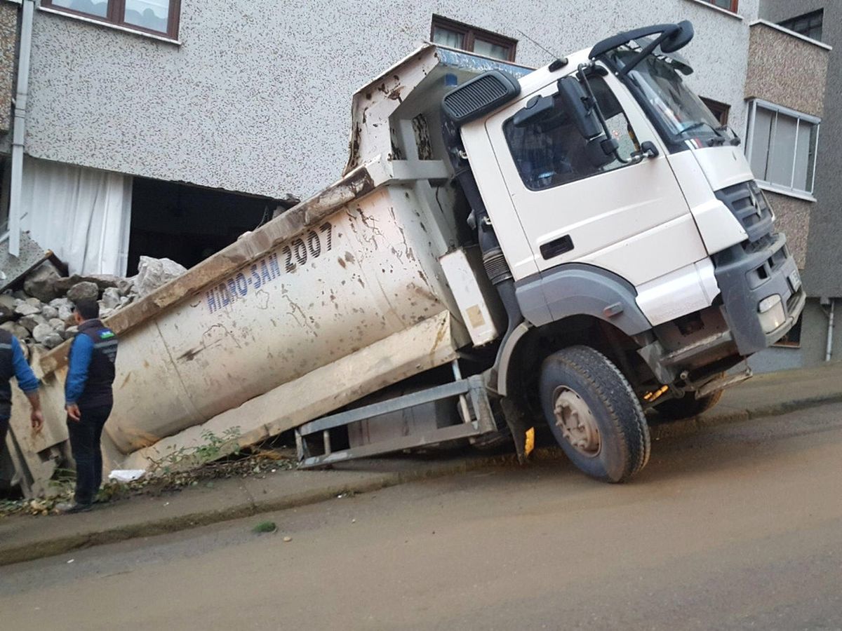 Hafriyat Kamyonu Evin Duvarını Yıktı: Faciadan Dönüldü