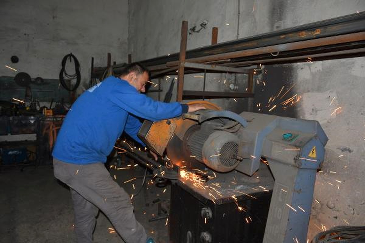 İki Kuzen Cami Kapılarını Ücretsiz Yeniliyor
