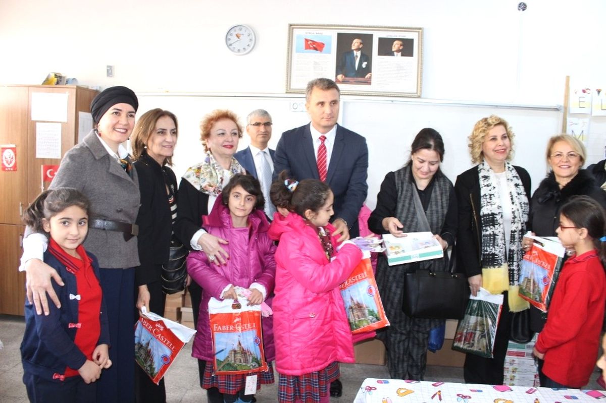 İş Kadınlarından Öğrencilere Kıyafet Yardımı