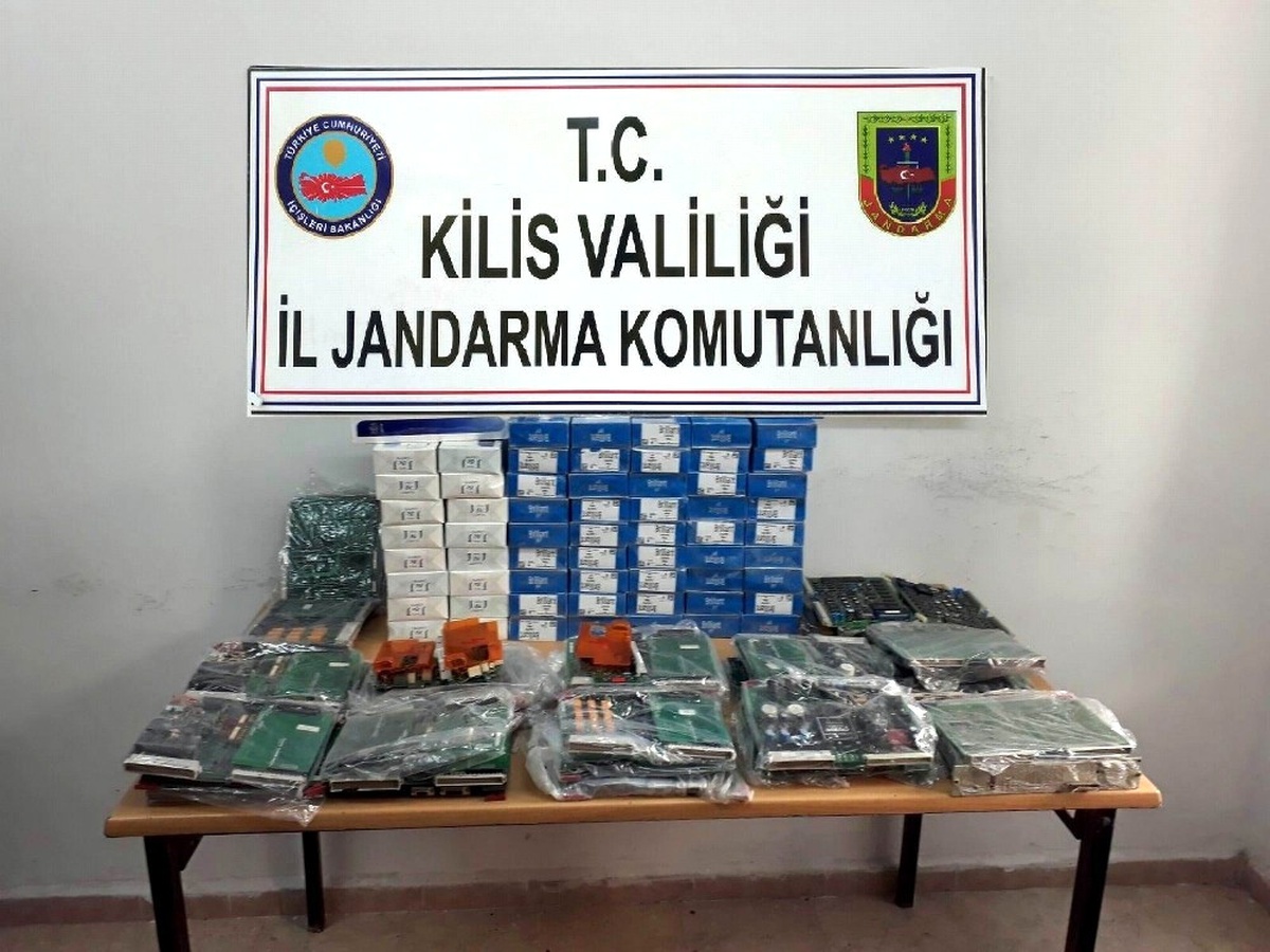 Kaçak Sigara ile Bilgisayar Parçası Yakalandı