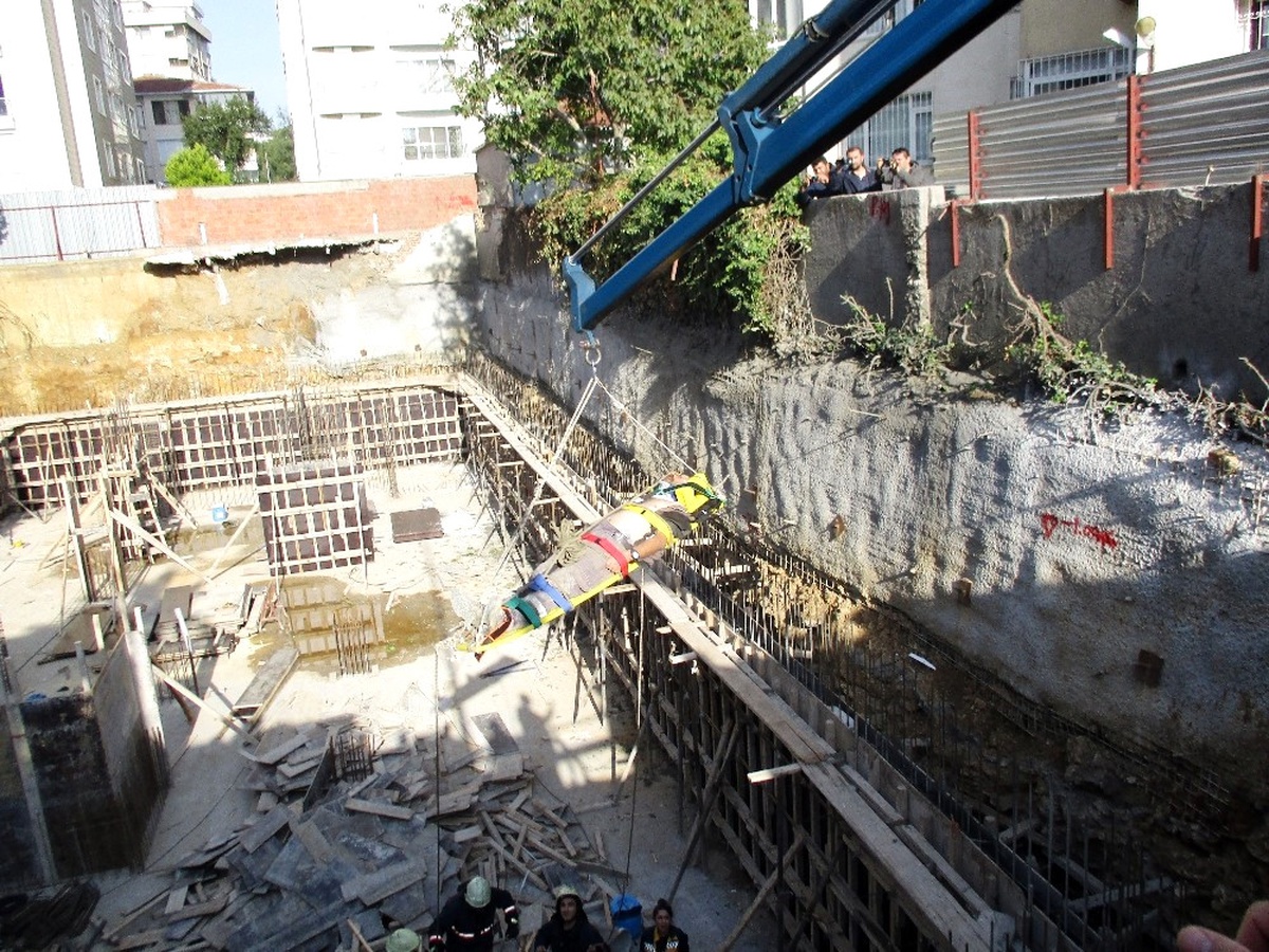 Kadıköy\'de Beton Aktarma Mikserinin Pompası Patladı: 2 Yaralı