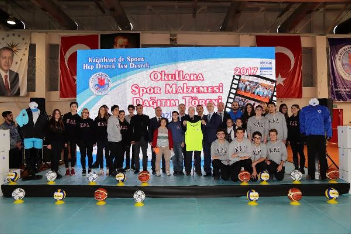 Kağıthane Belediyesi 71 Okula Spor Malzemesi Yardımı Yaptı