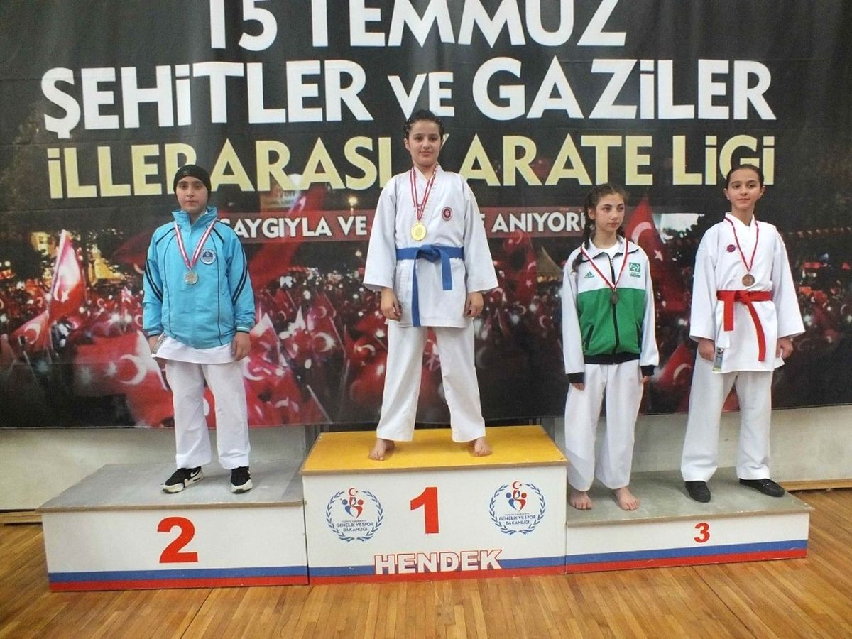 Kağıtsporlu Karateciler Sakarya\'da Madalya Bırakmadı